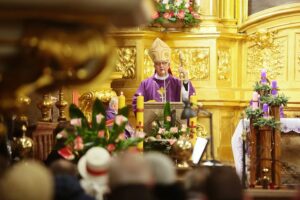 29.11.2020. Kielce. Uroczysta msza święta w szóstą rocznicę ingresu Ks. Biskupa Ordynariusza Jana Piotrowskiego. Na zdjęciu: Jan Piotrowski - biskup kielecki / Wiktor Taszłow / Radio Kielce