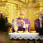 29.11.2020. Kielce. Uroczysta msza święta w szóstą rocznicę ingresu Ks. Biskupa Ordynariusza Jana Piotrowskiego. Na zdjęciu: Jan Piotrowski - biskup kielecki / Wiktor Taszłow / Radio Kielce