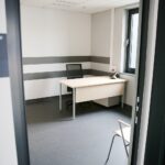 30.11.2020. Chmielnik. Komisariat policji / Wiktor Taszłow / Radio Kielce