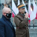 11.11.2020. Kielce. Uroczystości patriotyczne Stowarzyszenia Rekonstrukcji Historycznych „Jodła”. Na zdjęciu (od lewej): Rafał Nowak - wicewojewoda świętokrzyski i Dionizy Krawczyński - prezes Stowarzyszenia Rekonstrukcji Historycznych „Jodła” / Wiktor Taszłow / Radio Kielce