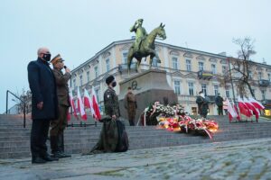 11.11.2020. Kielce. Uroczystości patriotyczne Stowarzyszenia Rekonstrukcji Historycznych „Jodła”. Na zdjęciu (od lewej): Rafał Nowak - wicewojewoda świętokrzyski i Dionizy Krawczyński - prezes Stowarzyszenia Rekonstrukcji Historycznych „Jodła” / Wiktor Taszłow / Radio Kielce