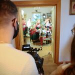 13.11.2020. Ciekoty. Realizacja teledysku do pastorałki "Gore gwiazda" w dworku Stefana Żeromskiego / Wiktor Taszłow / Radio Kielce