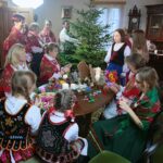 13.11.2020. Ciekoty. Realizacja teledysku do pastorałki "Gore gwiazda" w dworku Stefana Żeromskiego / Wiktor Taszłow / Radio Kielce