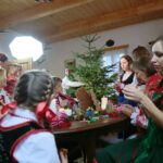 13.11.2020. Ciekoty. Realizacja teledysku do pastorałki "Gore gwiazda" w dworku Stefana Żeromskiego / Wiktor Taszłow / Radio Kielce