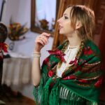 13.11.2020. Ciekoty. Realizacja teledysku do pastorałki "Gore gwiazda" w dworku Stefana Żeromskiego / Wiktor Taszłow / Radio Kielce