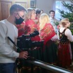 13.11.2020. Ciekoty. Realizacja teledysku do pastorałki "Gore gwiazda" w dworku Stefana Żeromskiego / Wiktor Taszłow / Radio Kielce