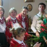 13.11.2020. Ciekoty. Realizacja teledysku do pastorałki "Gore gwiazda" w dworku Stefana Żeromskiego / Wiktor Taszłow / Radio Kielce