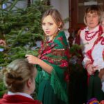 13.11.2020. Ciekoty. Realizacja teledysku do pastorałki "Gore gwiazda" w dworku Stefana Żeromskiego / Wiktor Taszłow / Radio Kielce