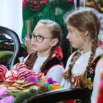 13.11.2020. Ciekoty. Realizacja teledysku do pastorałki "Gore gwiazda" w dworku Stefana Żeromskiego / Wiktor Taszłow / Radio Kielce