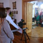 13.11.2020. Ciekoty. Realizacja teledysku do pastorałki "Gore gwiazda" w dworku Stefana Żeromskiego / Wiktor Taszłow / Radio Kielce