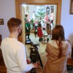 13.11.2020. Ciekoty. Realizacja teledysku do pastorałki "Gore gwiazda" w dworku Stefana Żeromskiego / Wiktor Taszłow / Radio Kielce