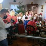 13.11.2020. Ciekoty. Realizacja teledysku do pastorałki "Gore gwiazda" w dworku Stefana Żeromskiego / Wiktor Taszłow / Radio Kielce