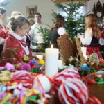 13.11.2020. Ciekoty. Realizacja teledysku do pastorałki "Gore gwiazda" w dworku Stefana Żeromskiego / Wiktor Taszłow / Radio Kielce