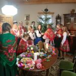 13.11.2020. Ciekoty. Realizacja teledysku do pastorałki "Gore gwiazda" w dworku Stefana Żeromskiego / Wiktor Taszłow / Radio Kielce