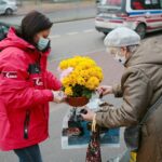 13.11.2020. Kielce. Radio Kielce rozdaje chryzantemy / Wiktor Taszłow / Radio Kielce