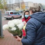 13.11.2020. Kielce. Radio Kielce rozdaje chryzantemy / Wiktor Taszłow / Radio Kielce