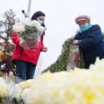 13.11.2020. Kielce. Radio Kielce rozdaje chryzantemy / Wiktor Taszłow / Radio Kielce