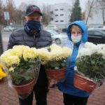 13.11.2020. Kielce. Radio Kielce rozdaje chryzantemy / Wiktor Taszłow / Radio Kielce