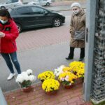 13.11.2020. Kielce. Radio Kielce rozdaje chryzantemy / Wiktor Taszłow / Radio Kielce