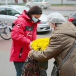 13.11.2020. Kielce. Radio Kielce rozdaje chryzantemy / Wiktor Taszłow / Radio Kielce