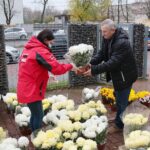 13.11.2020. Kielce. Radio Kielce rozdaje chryzantemy / Wiktor Taszłow / Radio Kielce