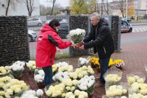 13.11.2020. Kielce. Radio Kielce rozdaje chryzantemy / Wiktor Taszłow / Radio Kielce