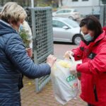 13.11.2020. Kielce. Radio Kielce rozdaje chryzantemy / Wiktor Taszłow / Radio Kielce