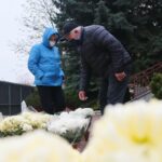 13.11.2020. Kielce. Radio Kielce rozdaje chryzantemy / Wiktor Taszłow / Radio Kielce