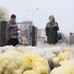 13.11.2020. Kielce. Radio Kielce rozdaje chryzantemy / Wiktor Taszłow / Radio Kielce