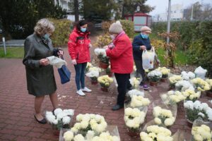 13.11.2020. Kielce. Radio Kielce rozdaje chryzantemy / Wiktor Taszłow / Radio Kielce