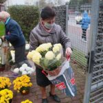 13.11.2020. Kielce. Radio Kielce rozdaje chryzantemy / Wiktor Taszłow / Radio Kielce