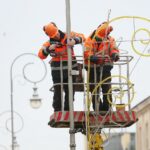 16.11.2020. Kielce. Montaż świątecznych iluminacji / Wiktor Taszłow / Radio Kielce