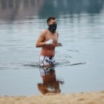 15.11.2020. Morawica. Kąpiel w zalewie / Wiktor Taszłow / Radio Kielce