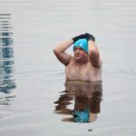 15.11.2020. Morawica. Kąpiel w zalewie / Wiktor Taszłow / Radio Kielce