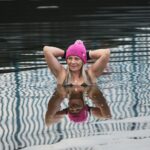 15.11.2020. Morawica. Kąpiel w zalewie / Wiktor Taszłow / Radio Kielce