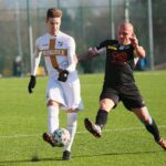 15.11.2020. Łagów. 20. kolejka piłkarskiej III ligi. ŁKS Probudex - KSZO 1929 Ostrowiec. Na zdjęciu (z prawej): Wojciech Trochim, kapitan KSZO / Wiktor Taszłow / Radio Kielce