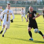 15.11.2020. Łagów. 20. kolejka piłkarskiej III ligi. ŁKS Probudex - KSZO 1929 Ostrowiec. Na zdjęciu (z prawej): Wojciech Trochim, kapitan KSZO / Wiktor Taszłow / Radio Kielce