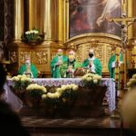 15.11.2020. Kielce. Obchody IV Światowego Dnia Ubogich. Na zdjęciu (w środku): biskup Jan Piotrowski / Wiktor Taszłow / Radio Kielce