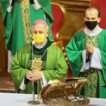 15.11.2020. Kielce. Obchody IV Światowego Dnia Ubogich. Na zdjęciu (po lewej): biskup Jan Piotrowski / Wiktor Taszłow / Radio Kielce