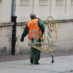 16.11.2020. Kielce. Montaż świątecznych iluminacji / Wiktor Taszłow / Radio Kielce