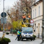 16.11.2020. Kielce. Montaż świątecznych iluminacji / Wiktor Taszłow / Radio Kielce