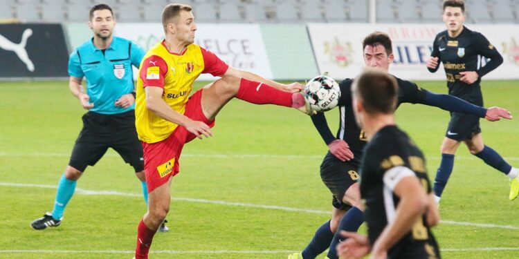 18.11.2020 Kielce. Fortuna 1 Liga. Korona Kielce - Stomil Olsztyn / Wiktor Taszłow / Radio Kielce