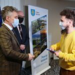 20.11.2020. Starostwo Powiatowe w Kielcach. Podpisanie promes z osobami niepełnosprawnymi na uruchomienie własnej działalności gospodarczej. Na zdjęciu (od lewej): Krzysztof Słoń - senator PiS, Stefan Bąk - członek zarządu powiatu kieleckiego, Bartłomiej Jojca / Wiktor Taszłow / Radio Kielce