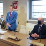 20.11.2020. Starostwo Powiatowe w Kielcach. Podpisanie promes z osobami niepełnosprawnymi na uruchomienie własnej działalności gospodarczej. Na zdjęciu (od lewej): Krzysztof Słoń - senator PiS, Mirosław Gębski - starosta kielecki, Stefan Bąk - członek zarządu powiatu kieleckiego / Wiktor Taszłow / Radio Kielce