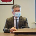 20.11.2020. Starostwo Powiatowe w Kielcach. Podpisanie promes z osobami niepełnosprawnymi na uruchomienie własnej działalności gospodarczej. Na zdjęciu: Krzysztof Słoń - senator PiS / Wiktor Taszłow / Radio Kielce