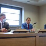 20.11.2020. Starostwo Powiatowe w Kielcach. Podpisanie promes z osobami niepełnosprawnymi na uruchomienie własnej działalności gospodarczej. Na zdjęciu (od lewej): Krzysztof Słoń - senator PiS, Mirosław Gębski - starosta kielecki, Stefan Bąk - członek zarządu powiatu kieleckiego / Wiktor Taszłow / Radio Kielce