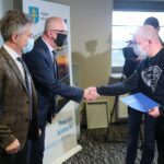 20.11.2020. Starostwo Powiatowe w Kielcach. Podpisanie promes z osobami niepełnosprawnymi na uruchomienie własnej działalności gospodarczej. Na zdjęciu (od lewej): Krzysztof Słoń - senator PiS, Stefan Bąk - członek zarządu powiatu kieleckiego, Mariusz Gadzwoń / Wiktor Taszłow / Radio Kielce