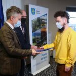 20.11.2020. Starostwo Powiatowe w Kielcach. Podpisanie promes z osobami niepełnosprawnymi na uruchomienie własnej działalności gospodarczej. Na zdjęciu (od lewej): Krzysztof Słoń - senator PiS, Stefan Bąk - członek zarządu powiatu kieleckiego, Bartłomiej Jojca / Wiktor Taszłow / Radio Kielce