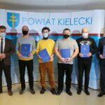 20.11.2020. Starostwo Powiatowe w Kielcach. Podpisanie promes z osobami niepełnosprawnymi na uruchomienie własnej działalności gospodarczej. Na zdjęciu (od lewej): Krzysztof Słoń - senator PiS, Szymon Gołąbek, Bartłomiej Jojca, Tomasz Kieroński, Mariusz Gadzwoń, Stefan Bąk - członek zarządu powiatu kieleckiego / Wiktor Taszłow / Radio Kielce