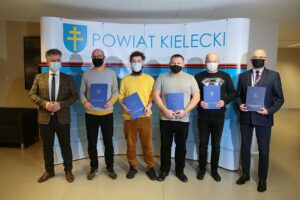 20.11.2020. Starostwo Powiatowe w Kielcach. Podpisanie promes z osobami niepełnosprawnymi na uruchomienie własnej działalności gospodarczej. Na zdjęciu (od lewej): Krzysztof Słoń - senator PiS, Szymon Gołąbek, Bartłomiej Jojca, Tomasz Kieroński, Mariusz Gadzwoń, Stefan Bąk - członek zarządu powiatu kieleckiego / Wiktor Taszłow / Radio Kielce